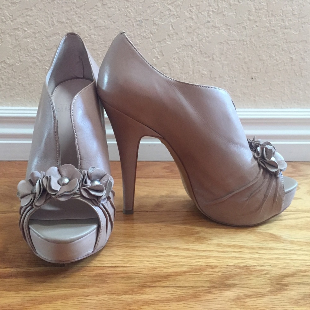 Vince Camuto bage cream heals, size 7